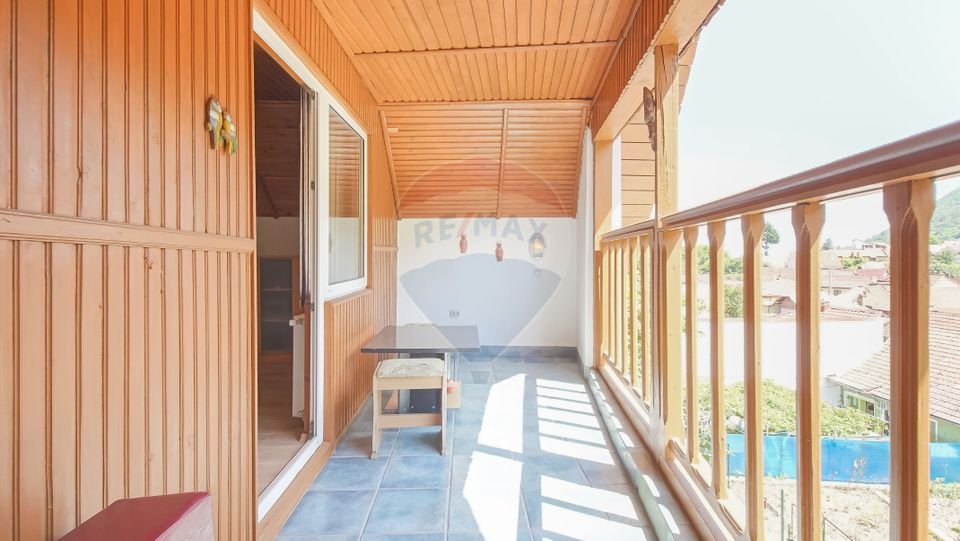 Casă falnică, curte individuală, langă Piața Unirii, în inima Scheilor