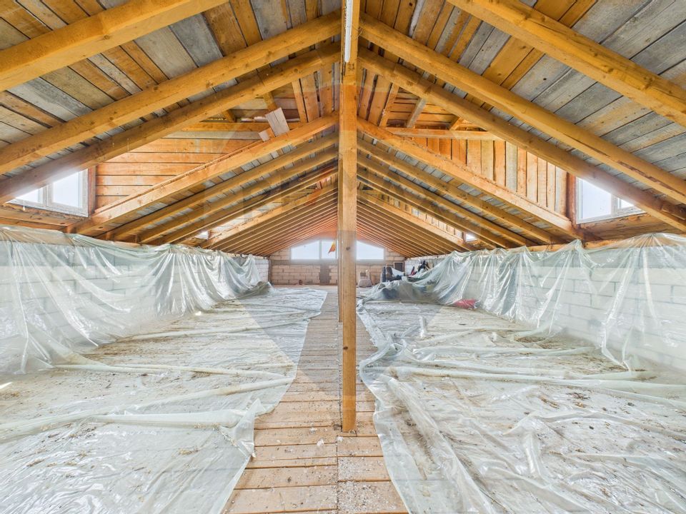 Hala, teren 5000 mp si casa in Potlogi- 38 km pana in Bucuresti