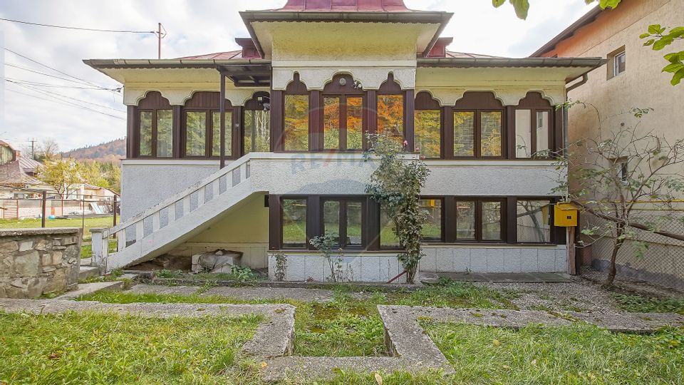 Vilă cu farmec istoric în Bușteni, pensiune sau locuință de vacanță!