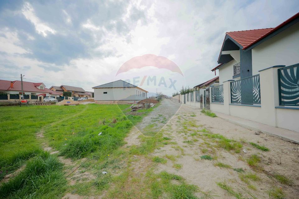 De vânzare casă semifinisată cu 3 camere, 455 mp teren, în Cihei