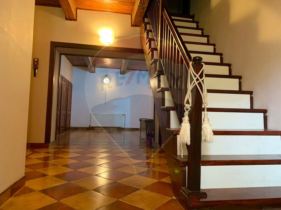 Pensiune cu 13 camere de vânzare in Bulz