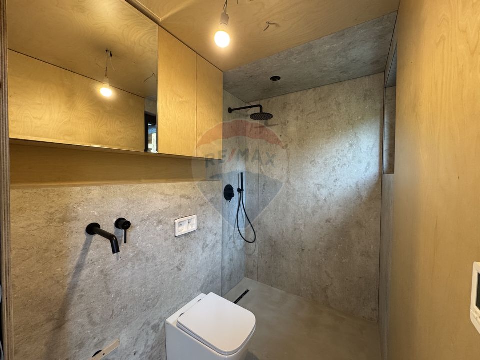 Doua case la munte, cu vedere superba, localizate in Poiana Marului