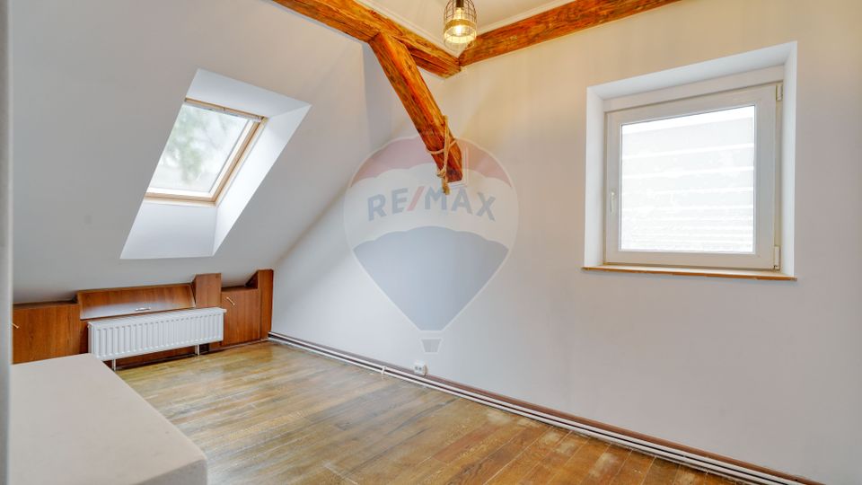 REZERVAT! Apartament generos, 6 camere, 3 băi, str Castelului