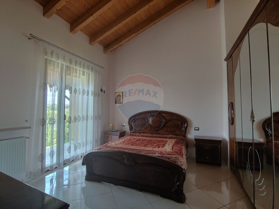 Casă / Vilă de lux cu 5 camere de vânzare în Vadu Moldovei, Suceava