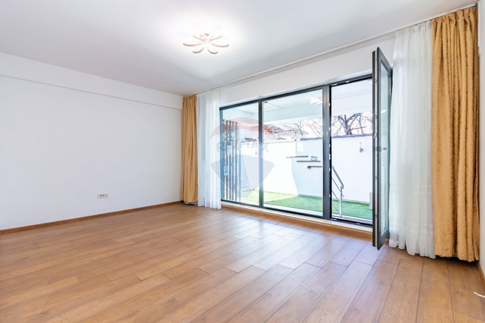 Apartament de vanzare în Bucurestii Noi, curte 80 mp, parcare, boxa