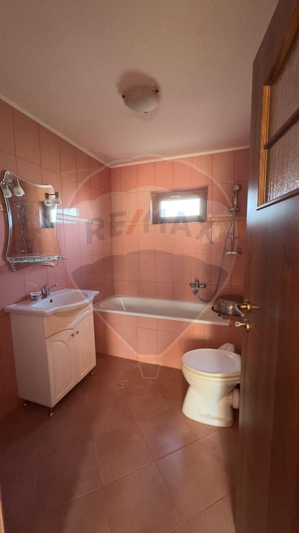 De vânzare 2 Corpuri de Casa si Teren 1388 mp in Geamăna, Bradu