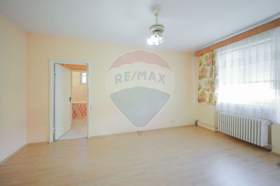 De vânzare, apartament cu 3 camere, zona Rogerius