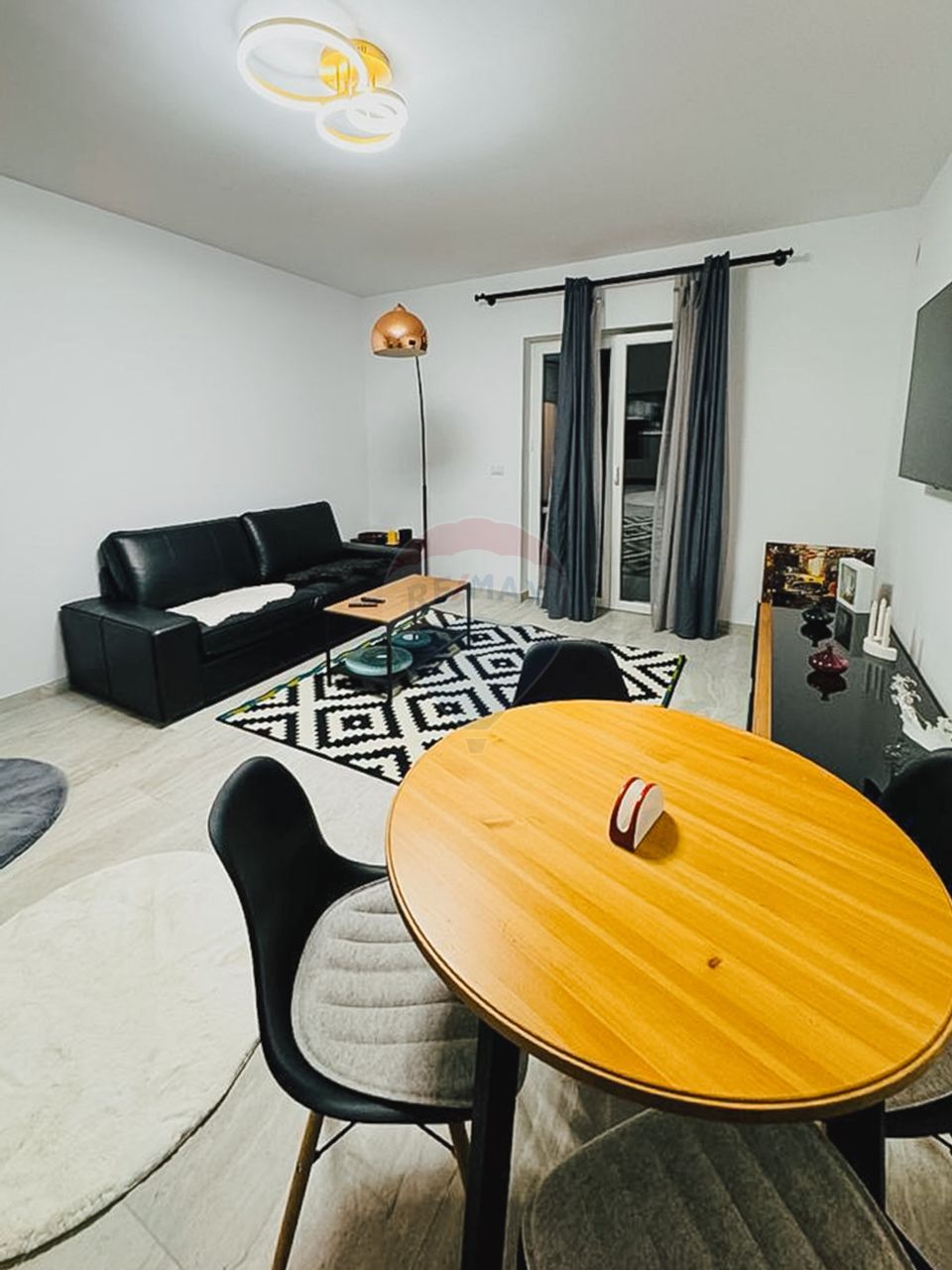 Apartament cu 3 camere de vânzare în zona Central
