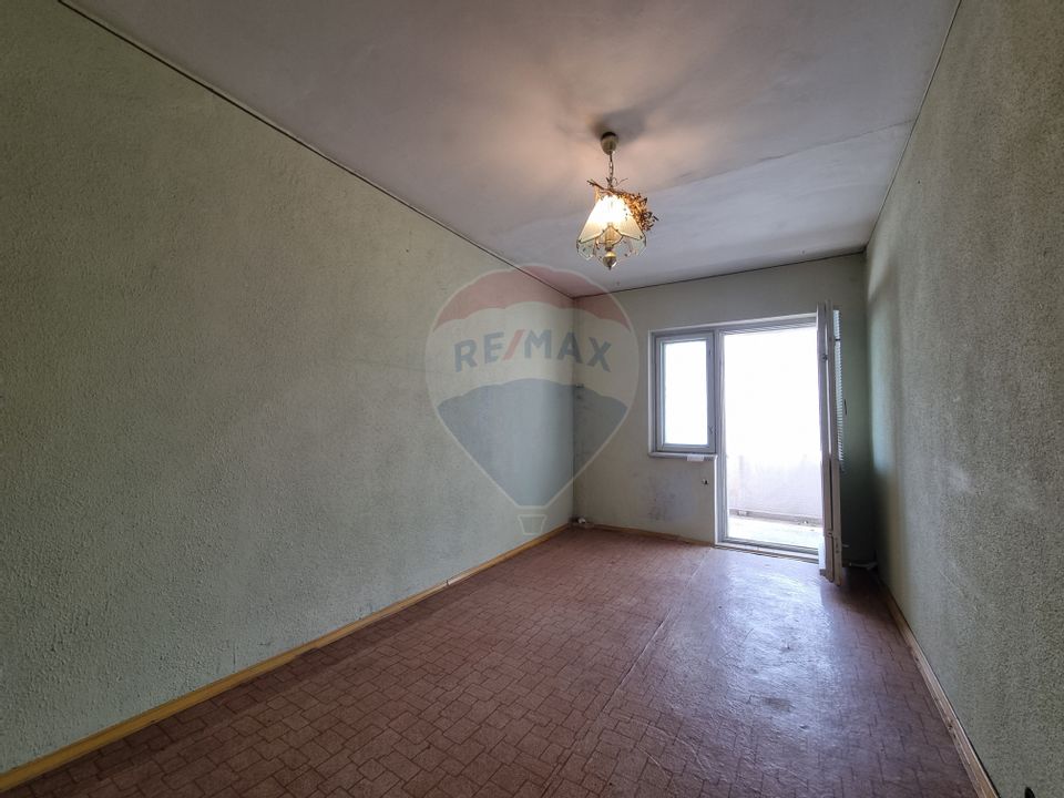 Apartament (de renovat) cu 2 camere de vânzare în Râșnov/Romacril
