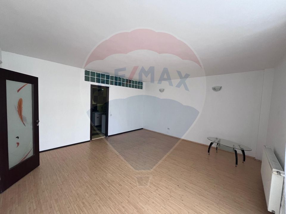 Apartament cu 3 camere de vânzare