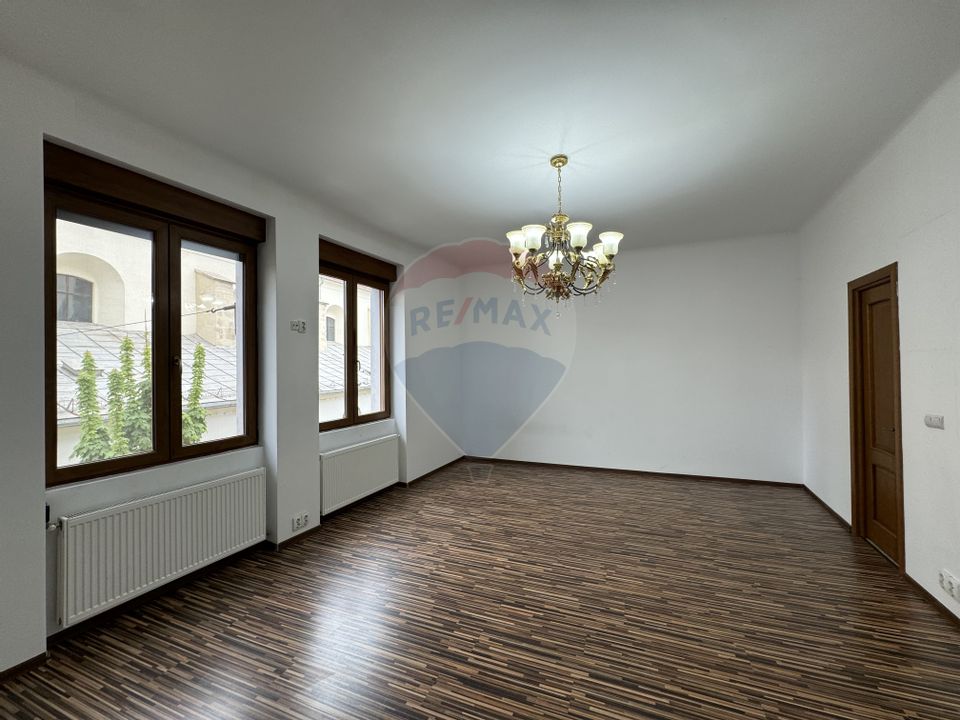 Închiriez apartament, 4 camere, zona Ultracentrala