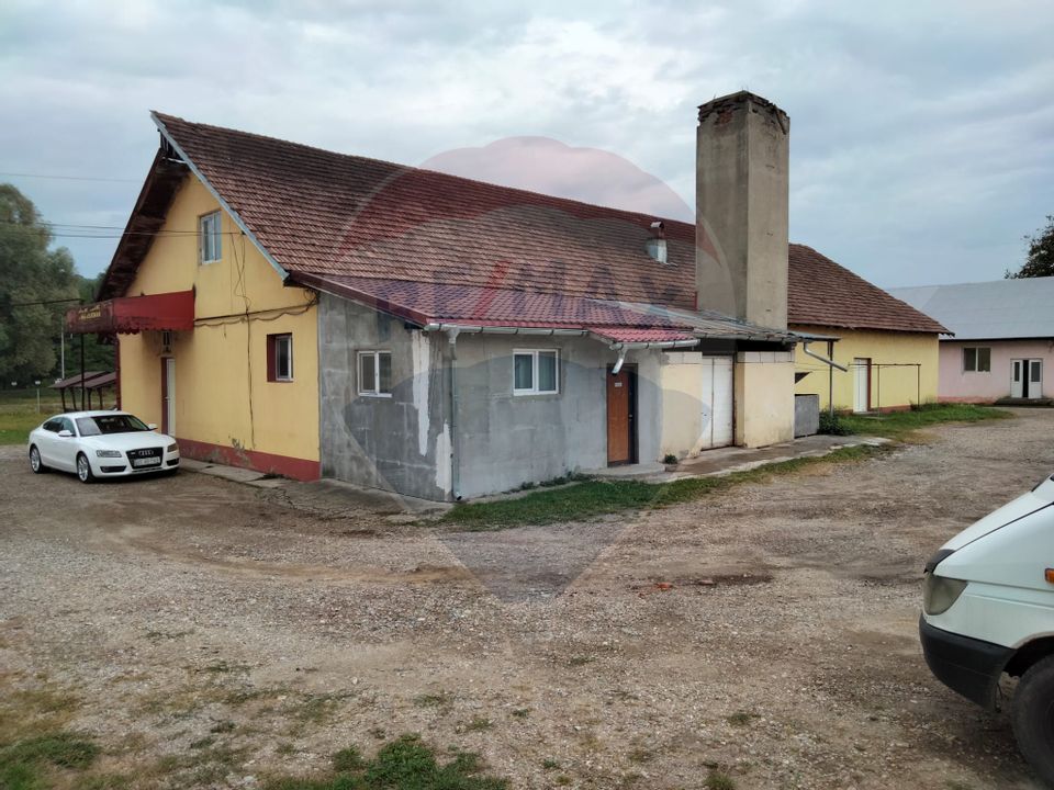 Spatiu comercial central Valea Lunga-Cricov de vanzare 2300 mp teren