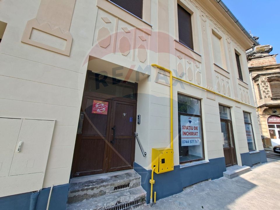 Spațiu comercial 75 mp  Piata Catedralei. Vitrină si acces din stradă