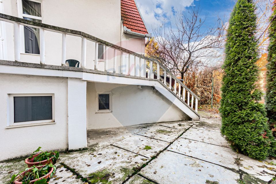 Apartament 4 camere spațioase,  curte,  zona Piata Catedralei