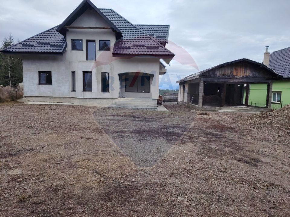 Casă / Vilă cu 8 camere de vânzare