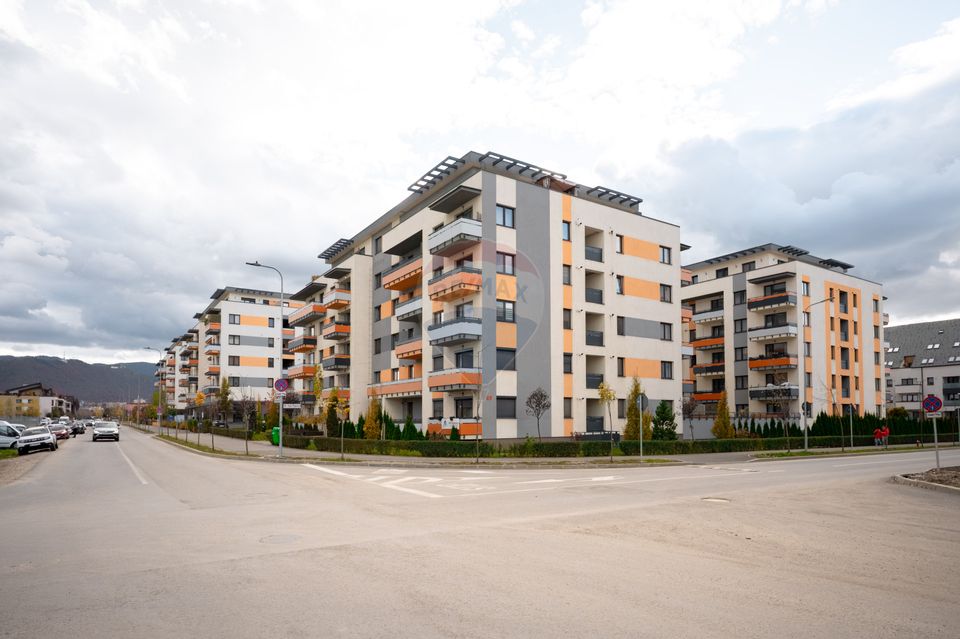 Apartament cu 2 camere,  2 băi și parcare subterană în Tractorul