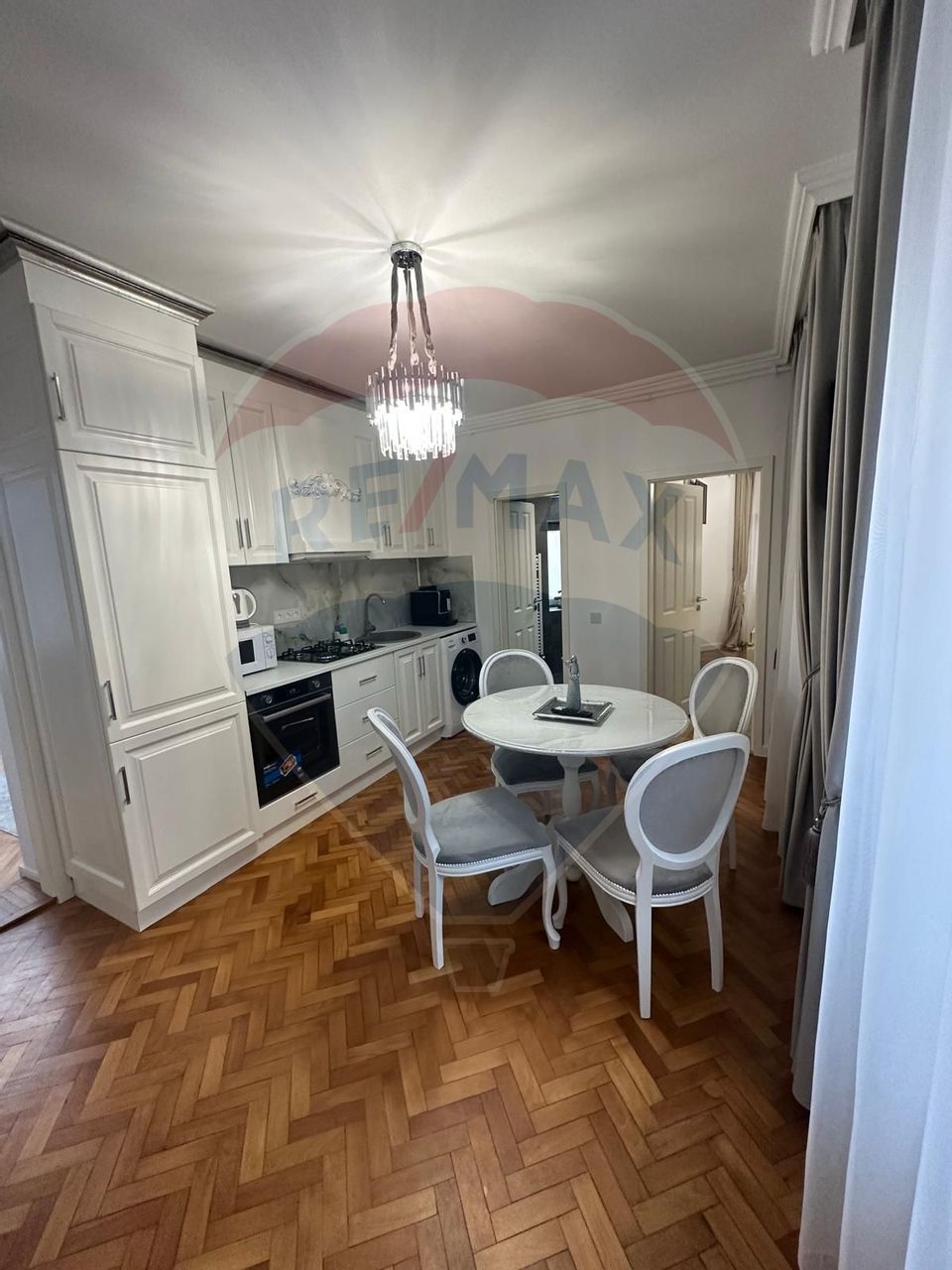 Apartament ultracentral cu 3 camere de închiriat