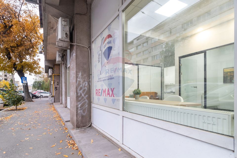 Commercial space with showcase, Gara de Nord train station