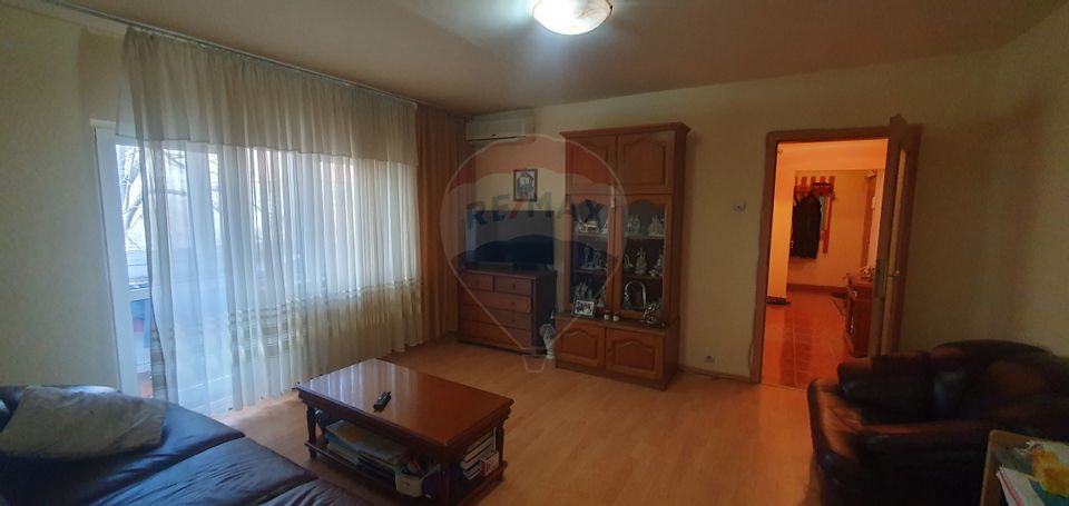 Apartament cu 3 camere de vânzare în zona 1 Mai