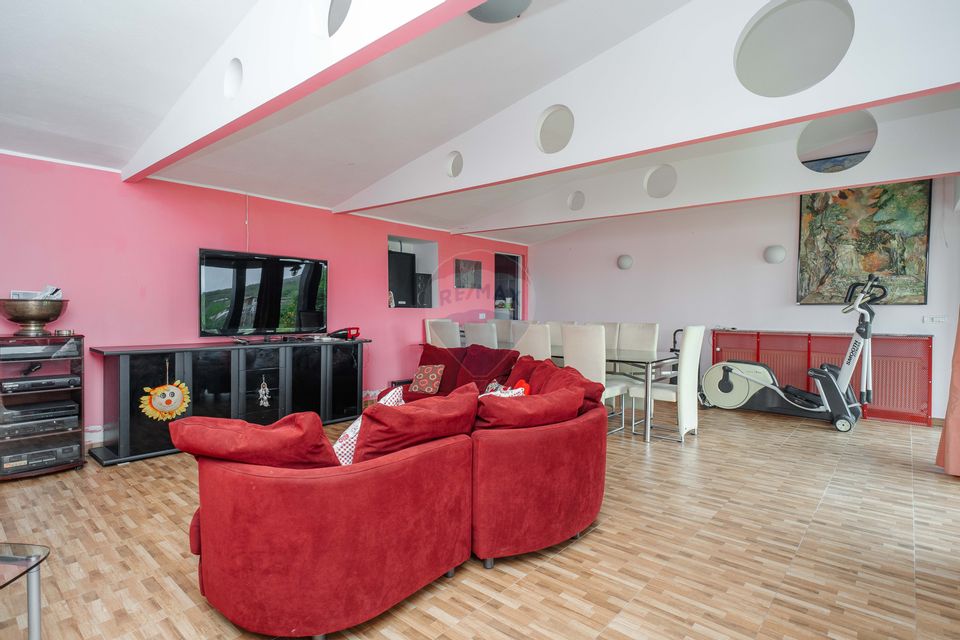 Casă / Vilă cu 10 camere, de vânzare. Todireni, Botoșani.