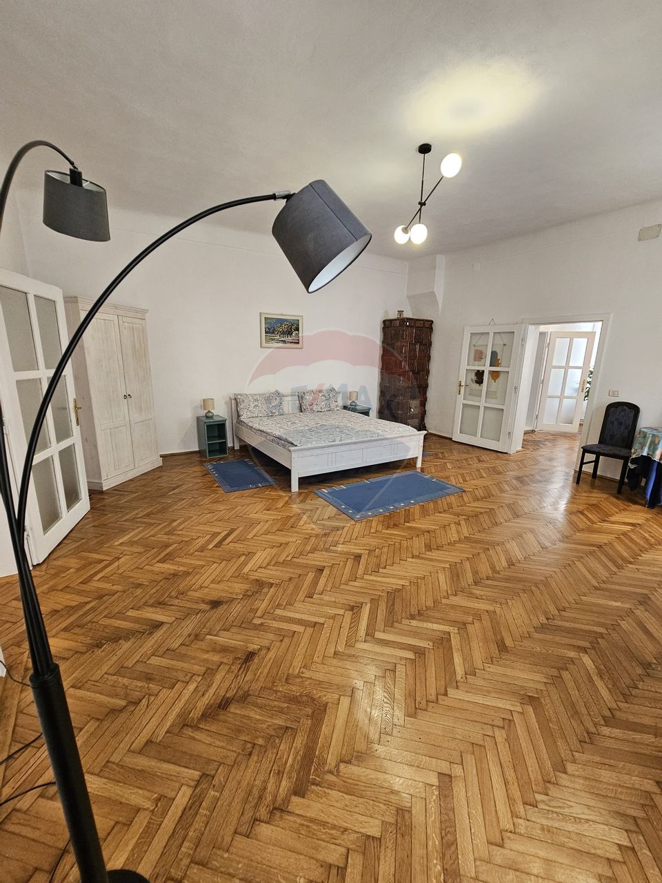 Apartament ultracentral cu 3 camere de închiriat