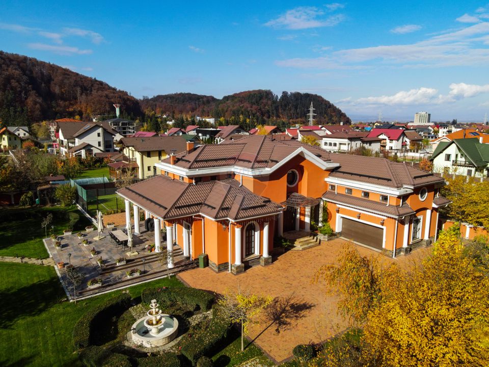 Bijuterie arhitecturală unică | teren de tenis | finisaje premium