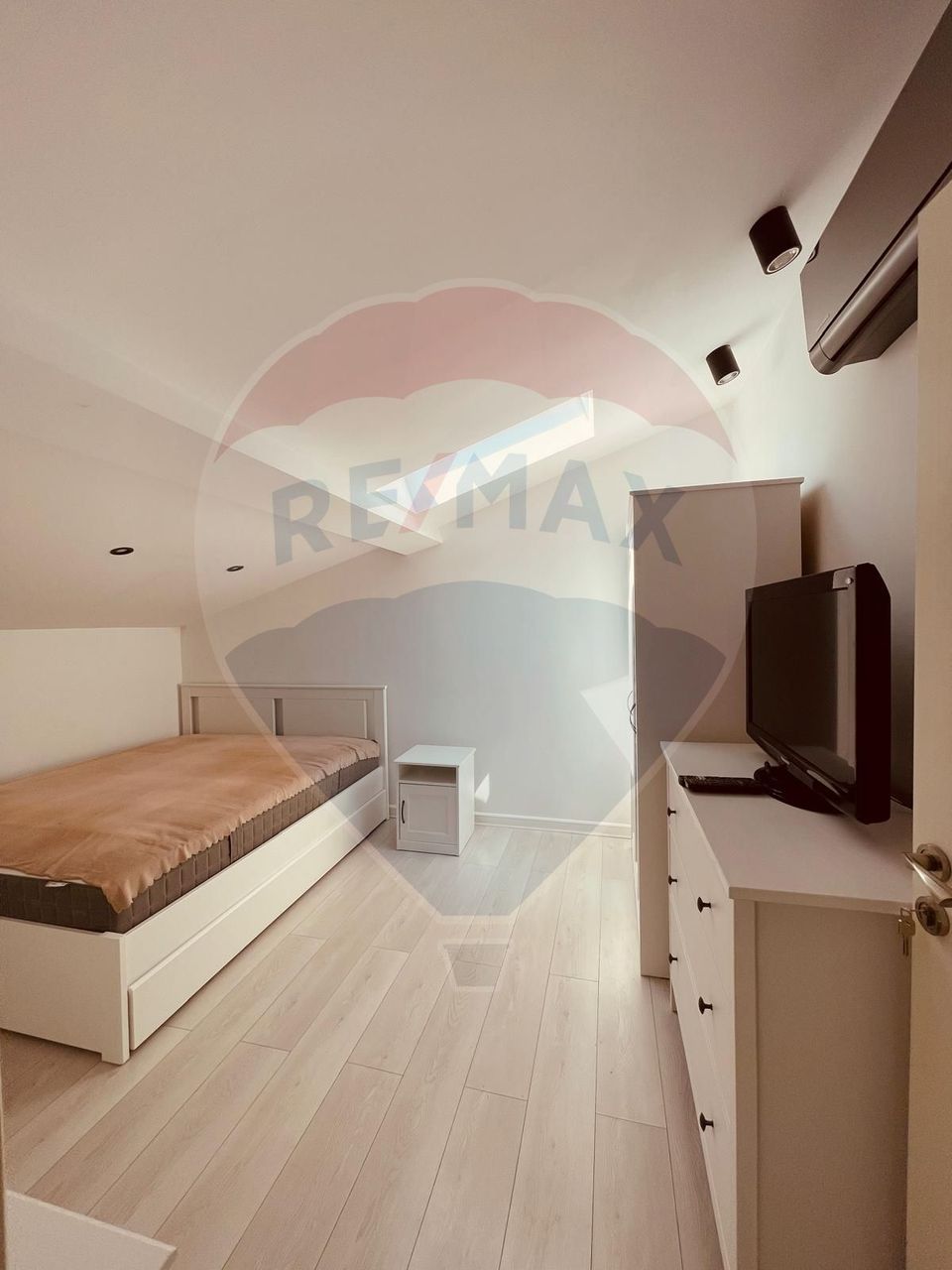 Casă / Vilă cu 4 camere de vânzare în zona Calea Calarasilor