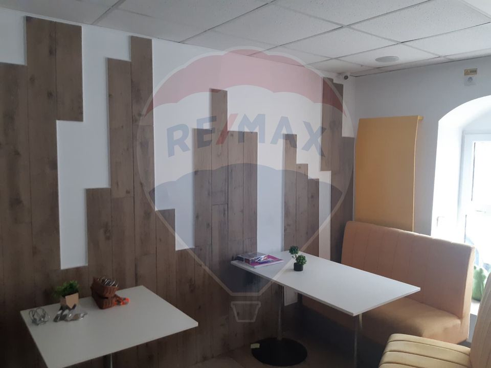 Casa cu spatiu comercial la parter