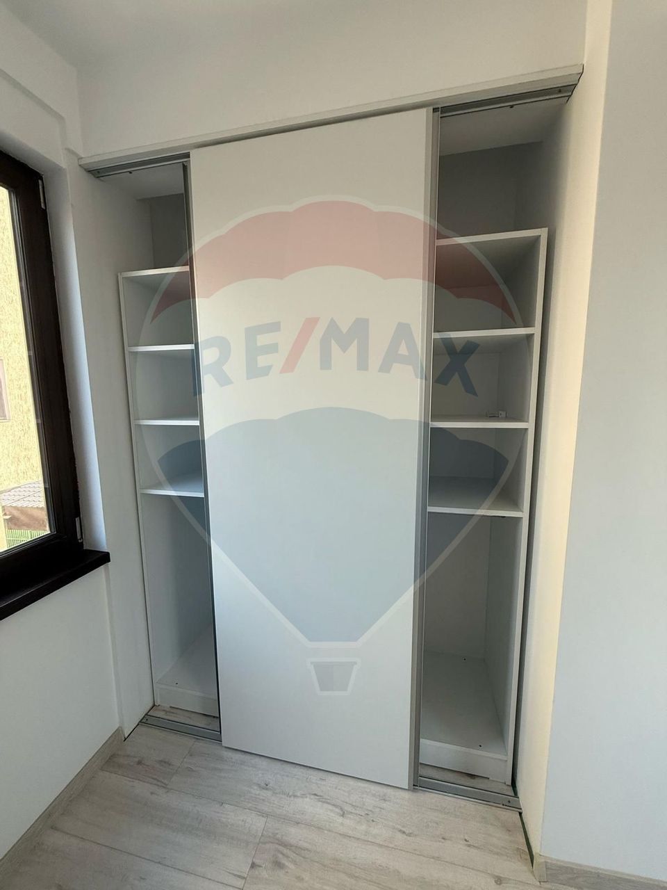 Apartament Decomandat Central 3 camere, 2 bai + loc de parcare privat