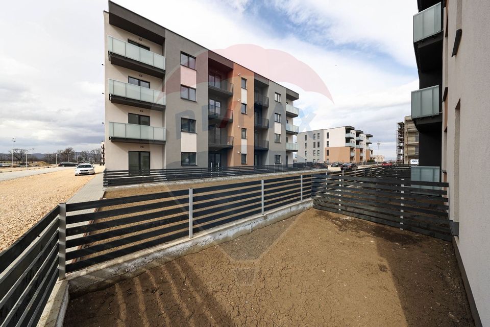 Apartament nou, modern, curte proprie si terasa