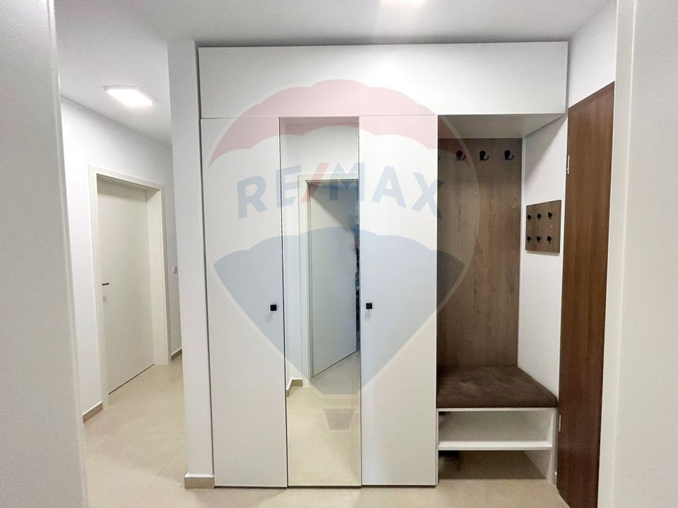 Apartament cu 3 camere de vânzare în zona Tractorul