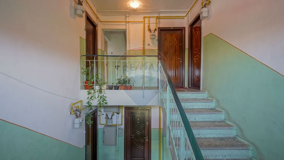 REZERVAT | Garsonieră decomandată | Zona Tractorul | De renovat