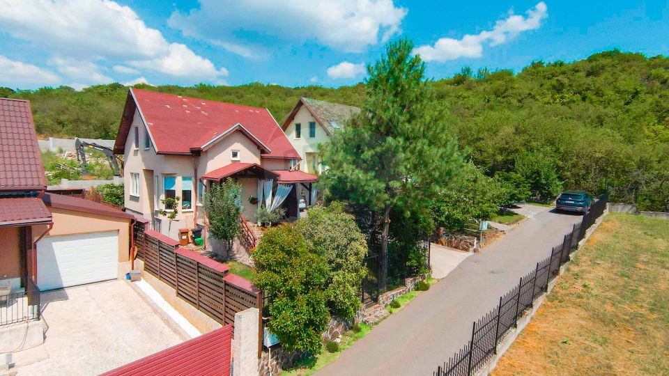 Casă modernă cu 3 dormitoare, de Vânzare,  în zona de Dealuri