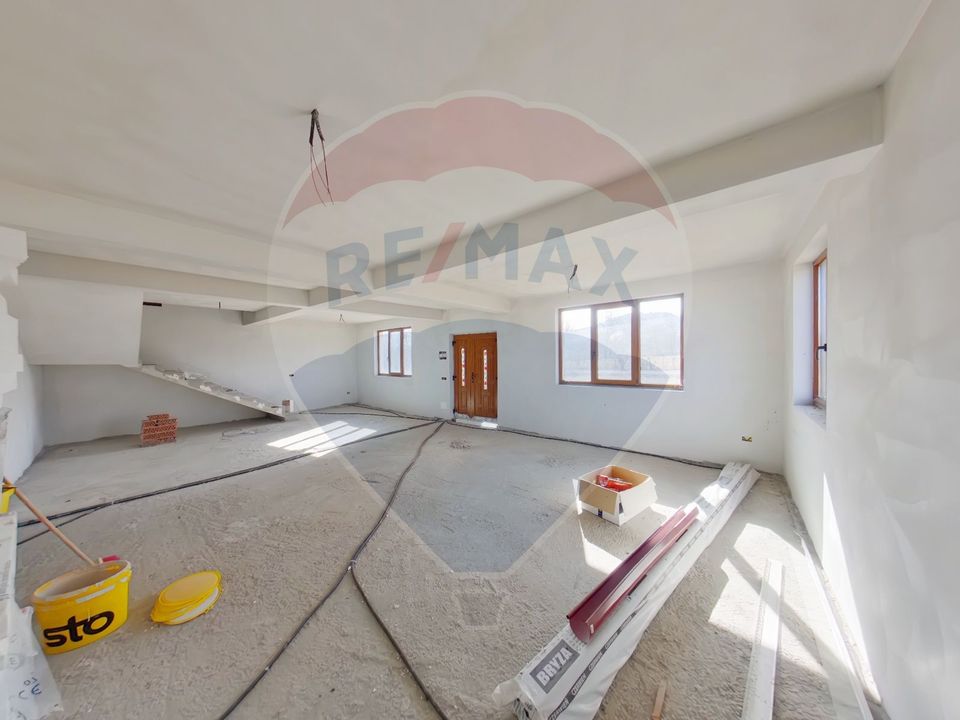 Casă / Vilă cu 8 camere de vânzare