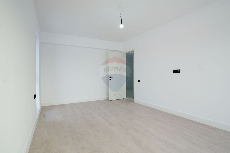 Vanzare apartament de lux cu 4 camere, curte de 279 mp in Pallady