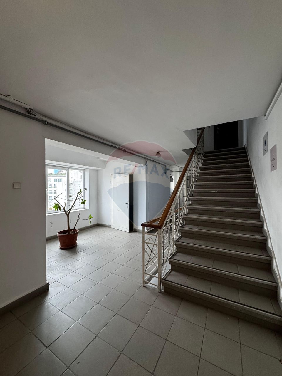 Apartament cu 4 camere/birou de închiriat Piata Victoriei