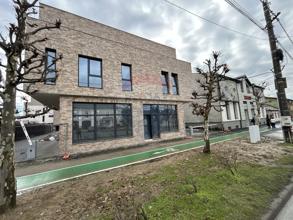 Spațiu comercial STRADAL 110mp 3.2 i de închiriat în zona V. LUCACIU