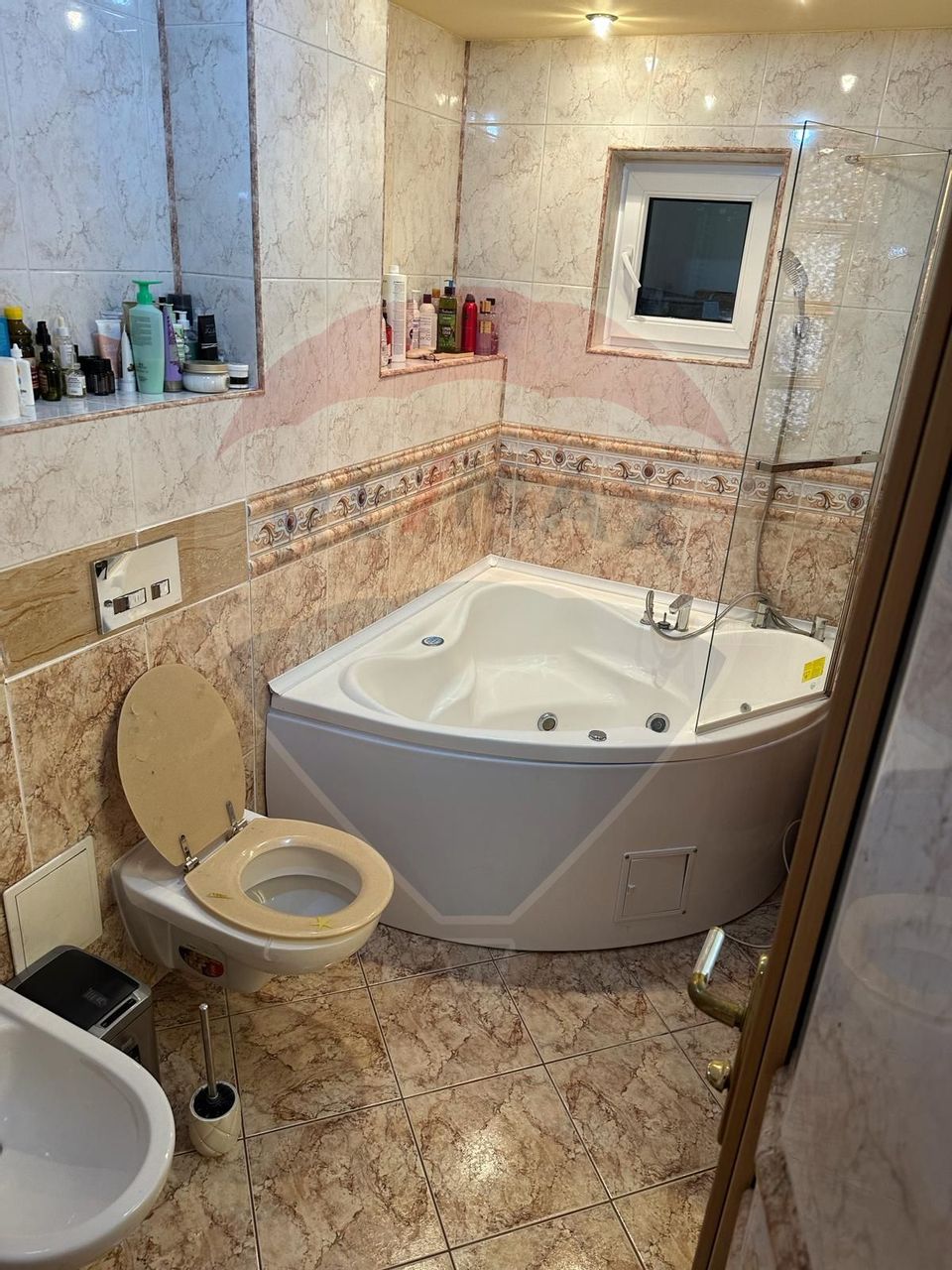 DE INCHIRIAT Apartament cu 4 camere în zona Scriitorilor