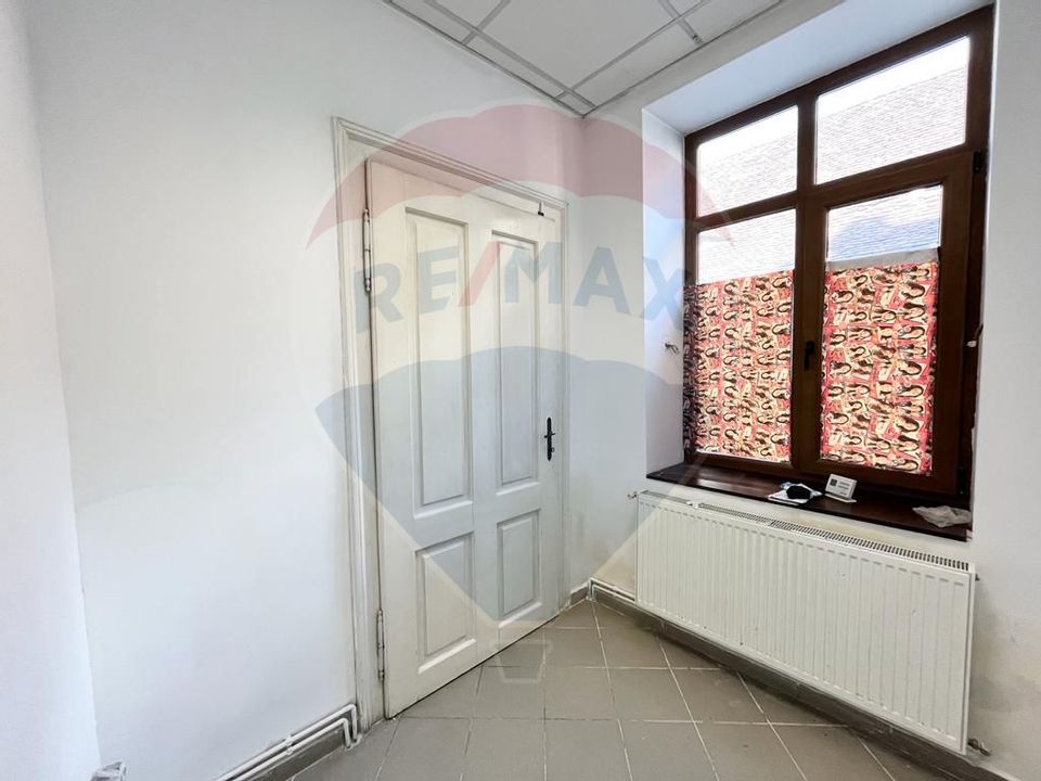 52sq.m Commercial Space for rent, Ultracentral area