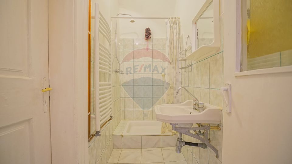 REZERVAT! Casă cu 2 camere și mult potențial, Poarta Schei