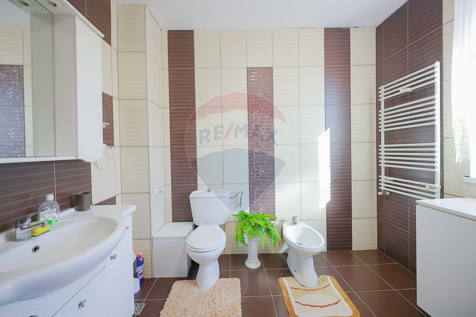 Casă cu 5 camere de vânzare în zona Episcopia Bihorului