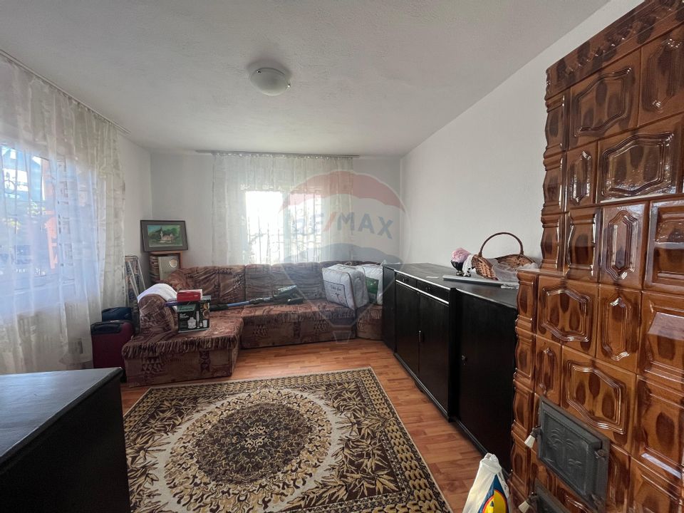 Casa cu 5 camere de vanzare in Priseaca