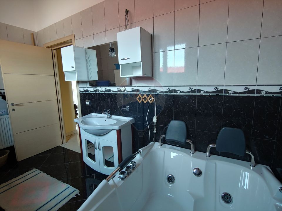 Casă / Vilă de lux cu 5 camere de vânzare în Vadu Moldovei, Suceava