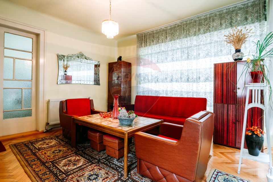 Apartament spațios cu grădină proprie într-o vilă interbelică renovată