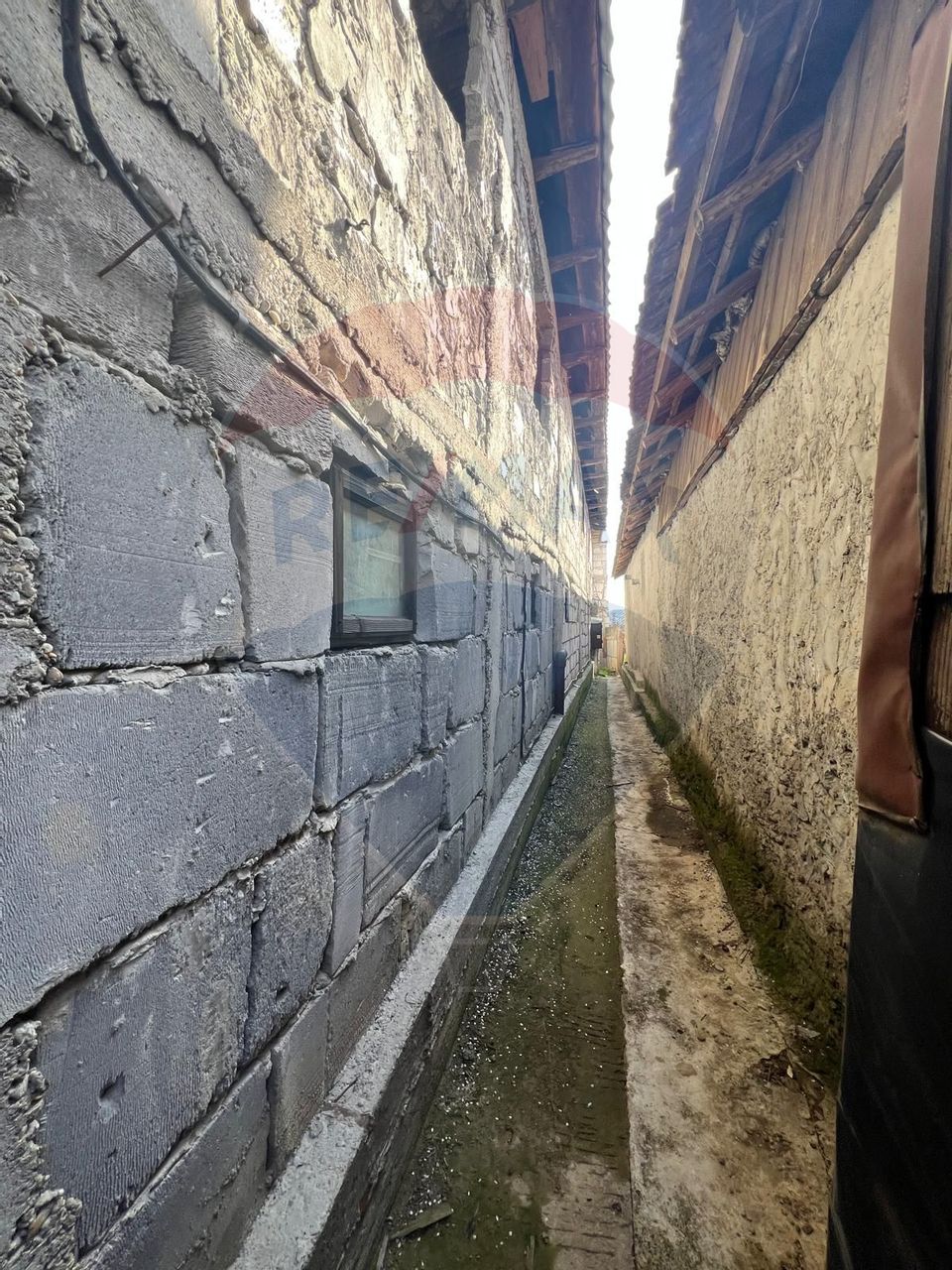 Casă cu 6 camere de vânzare