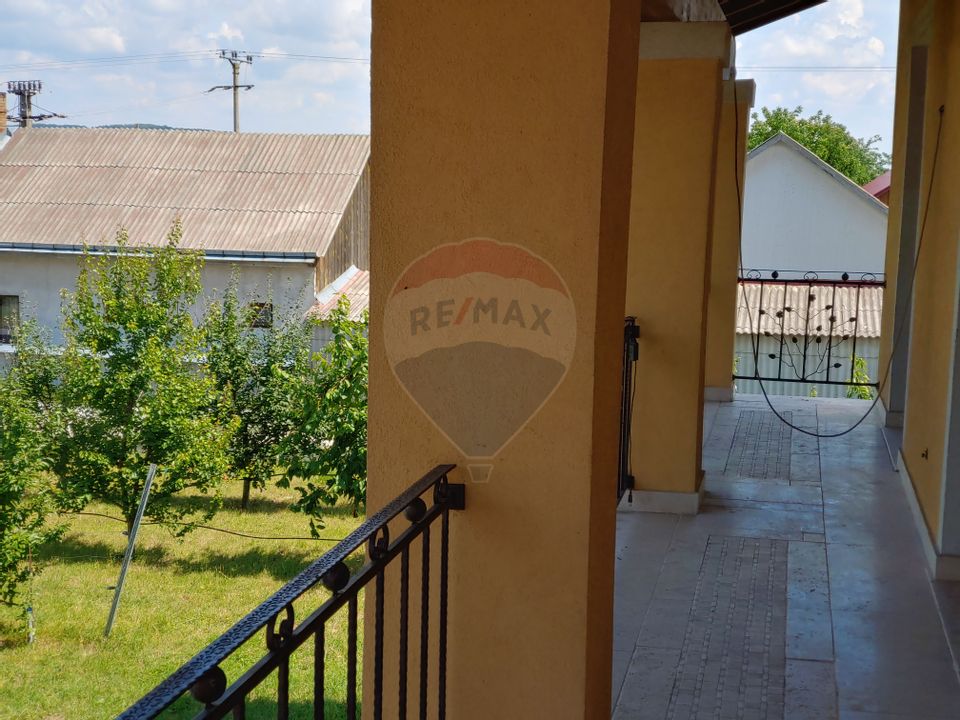 Casă / Vilă de lux cu 5 camere de vânzare în Vadu Moldovei, Suceava