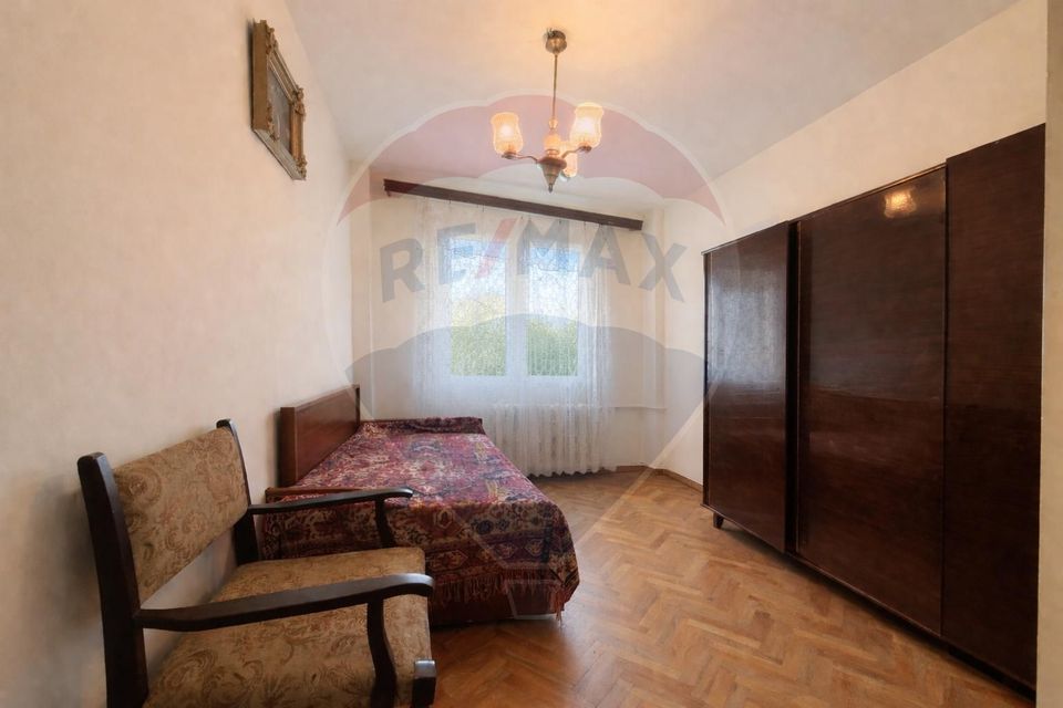 Apartament 4 camere, etaj 1, decomandat, zona centrală