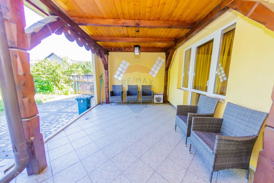 Casă cu 7 camere de vânzare la drumul principal cu 2 intrari