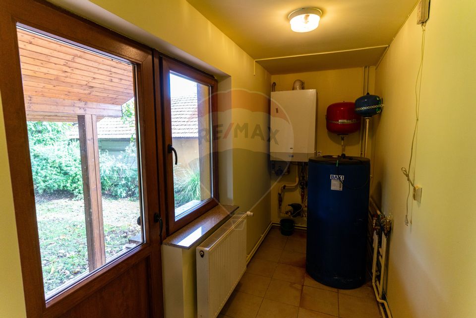 Vila /Pensiune 6 camere in Cristur, jud Hunedoara