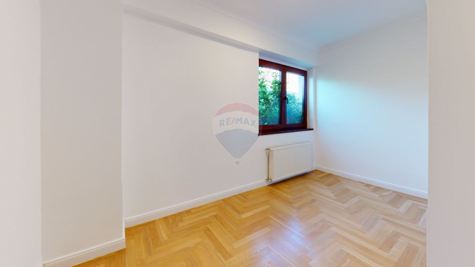 Apartament superb 5 camere, curte, 2 locuri parcare & boxa